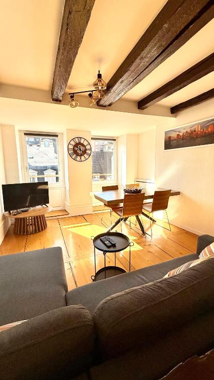 Hotel Duplex Le Léonor, a living room with a couch and a table at Duplex Le Léonor in Strasbourg