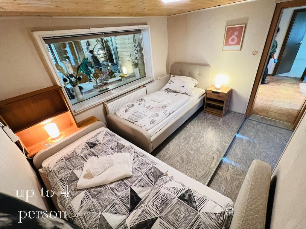 A bed or beds in a room at Ferienhaus am Elberadweg mit Sauna & Kamin - Natur, Erholung & S-Bahn-Anbindung - Saxon Oase