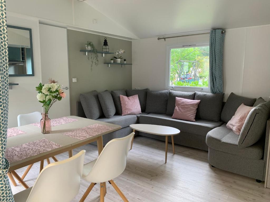 Χώρος καθιστικού στο Mobil home près de l étang