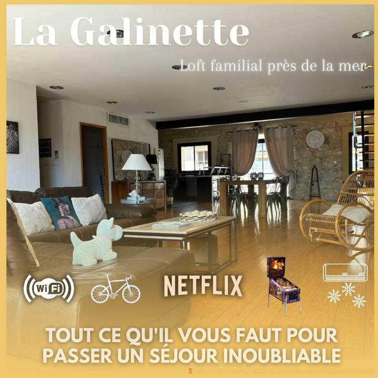 un salon avec un canapé et une table dans l'établissement La Galinette Family Loft, à Sigean