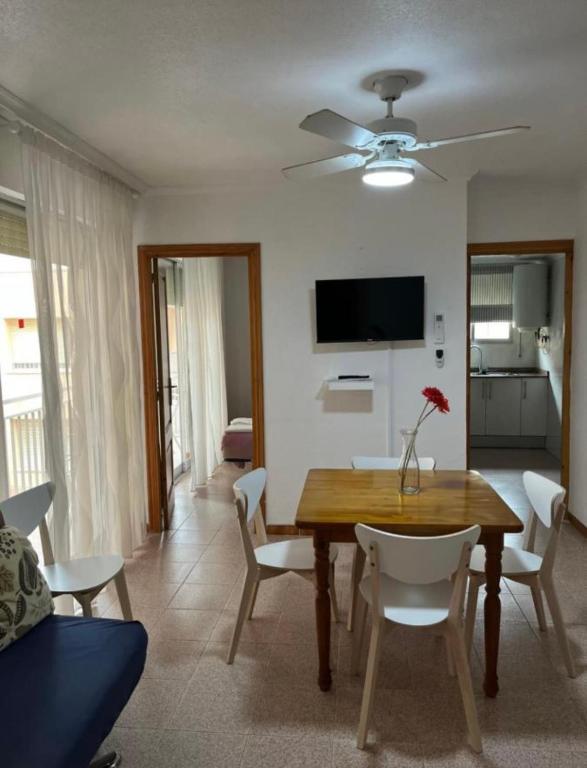 a living room with a table and chairs and a television at Apartamento CA VALEN 6 in Peniscola