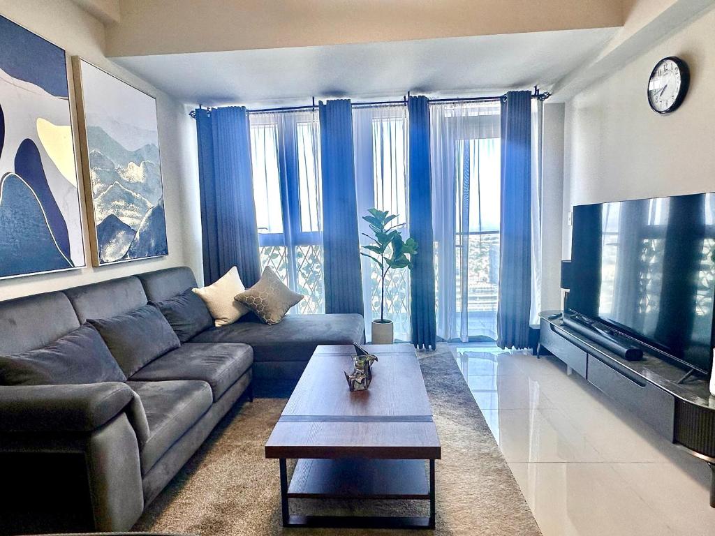 Posezení v ubytování City Lights Apartment in BGC