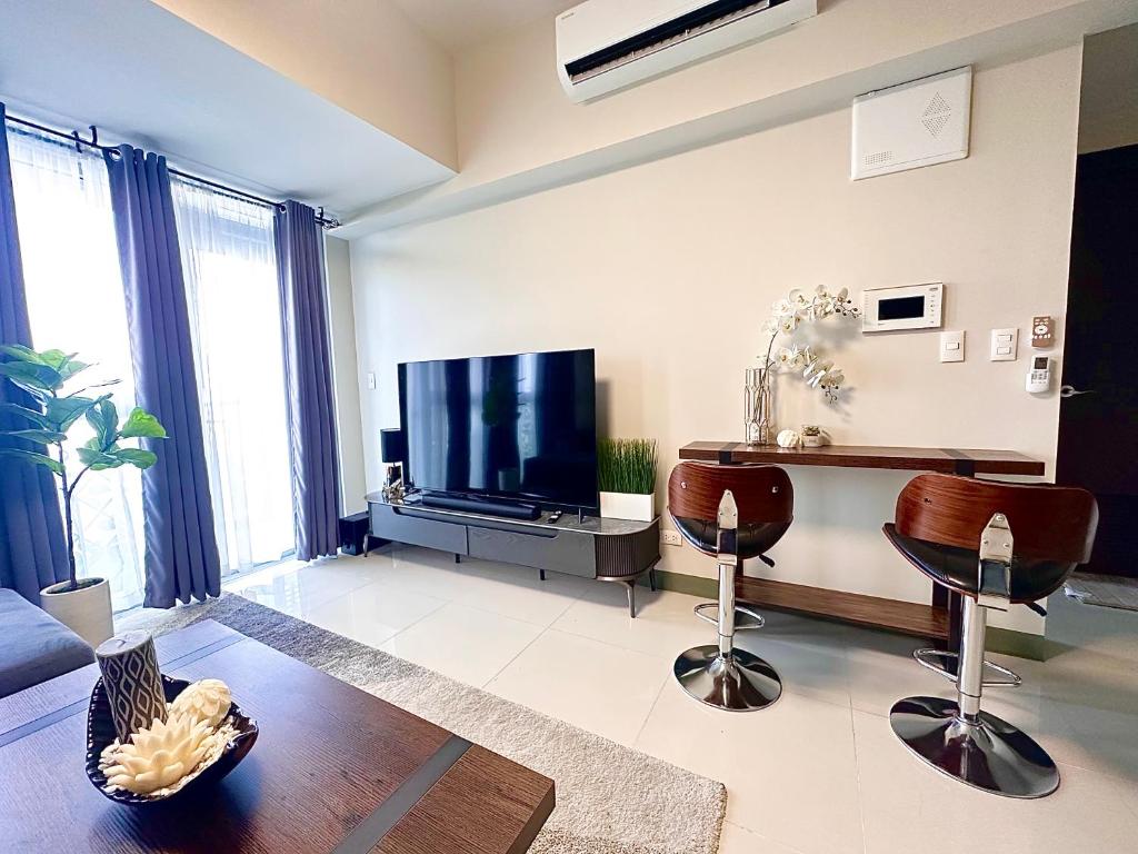 TV a/nebo společenská místnost v ubytování City Lights Apartment in BGC
