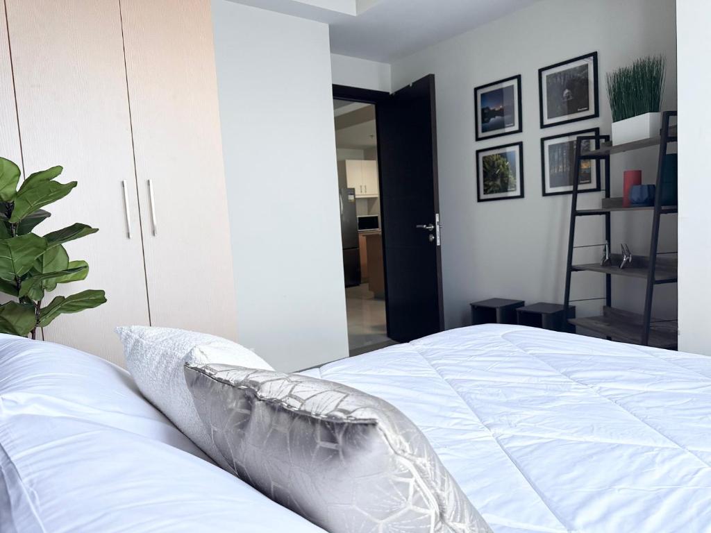 Postel nebo postele na pokoji v ubytování City Lights Apartment in BGC