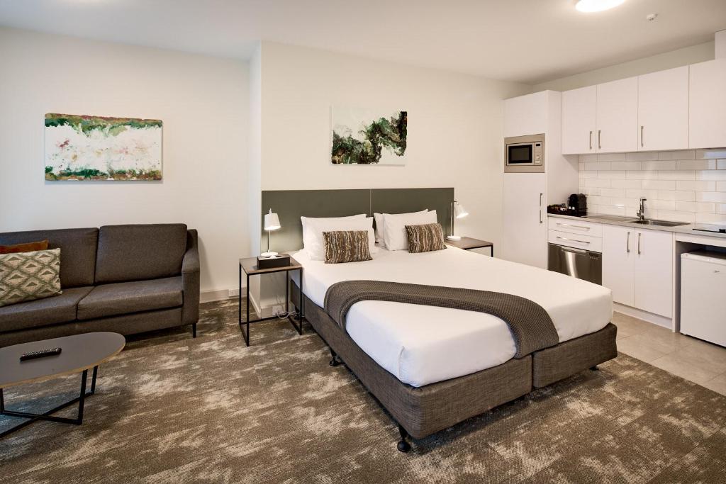 
Superior King Studio
