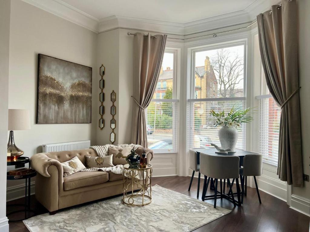 Posezení v ubytování Close to Sefton Park Beautiful one bedroomed apartment sleeps 4