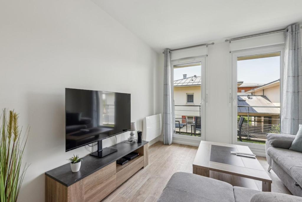 un salon avec une grande télévision à écran plat dans l'établissement Paris Disney an unforgettable stay comfortable, à Montévrain