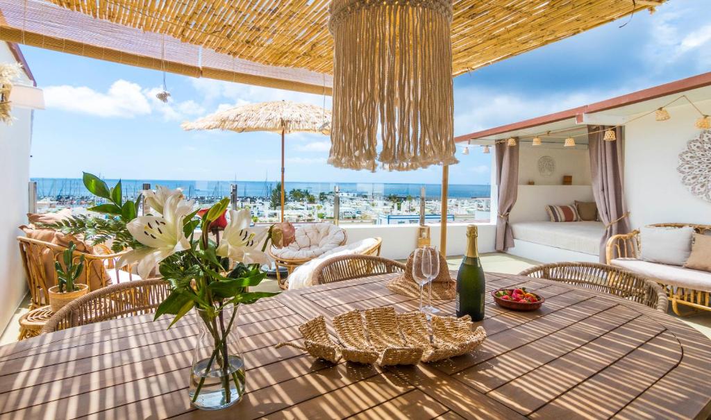 プエルト・デ・モガンにあるCasa Perla - Old Town Lux, BBQ & Terrace & Sea Viewsのダイニングルーム(海の景色を望むテーブル付)