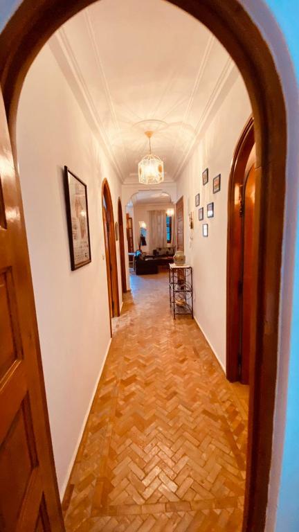 an arched doorway into a hallway in a house at apparemment 3 ème étage à-côtés de la plage in Essaouira