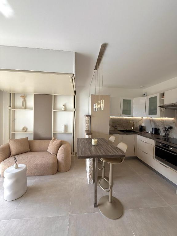 Kuchyň nebo kuchyňský kout v ubytování Studio de LUXE Portes de Monaco - Vue MER - Piscine - Wifi