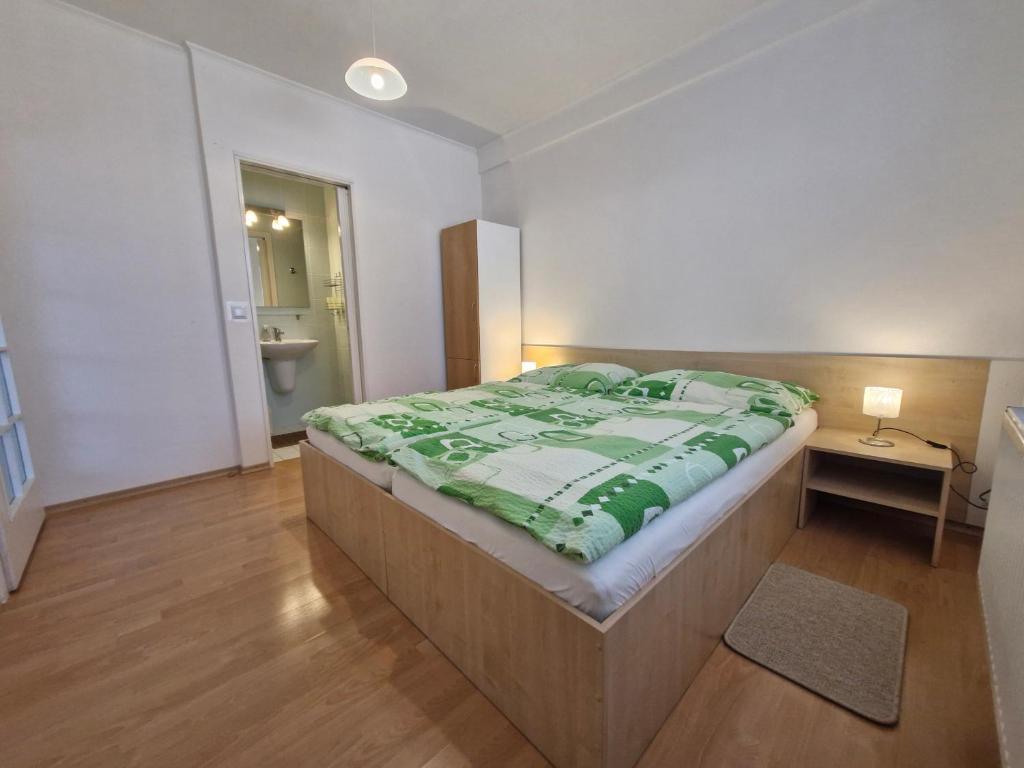 Postel nebo postele na pokoji v ubytování Šarmír Apartmány