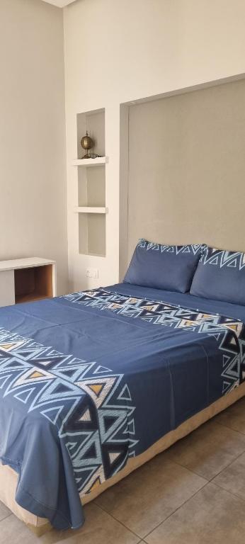 Ένα ή περισσότερα κρεβάτια σε δωμάτιο στο Rawnak la maison rouge