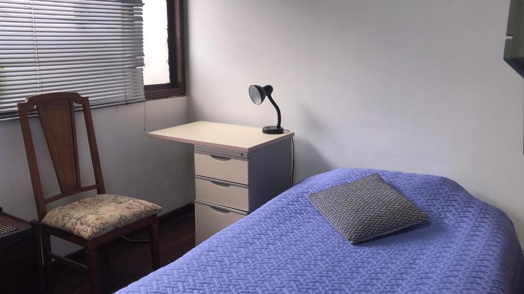 Postel nebo postele na pokoji v ubytování Habitación en Chicó Reservado 13a 98