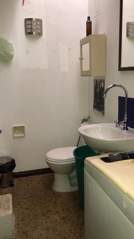 Koupelna v ubytování Habitación en Chicó Reservado 13a 98