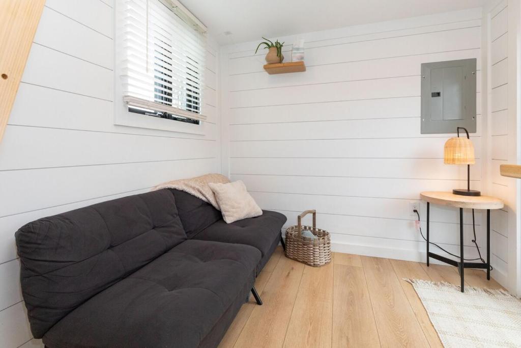 Posezení v ubytování H&N Tiny Home