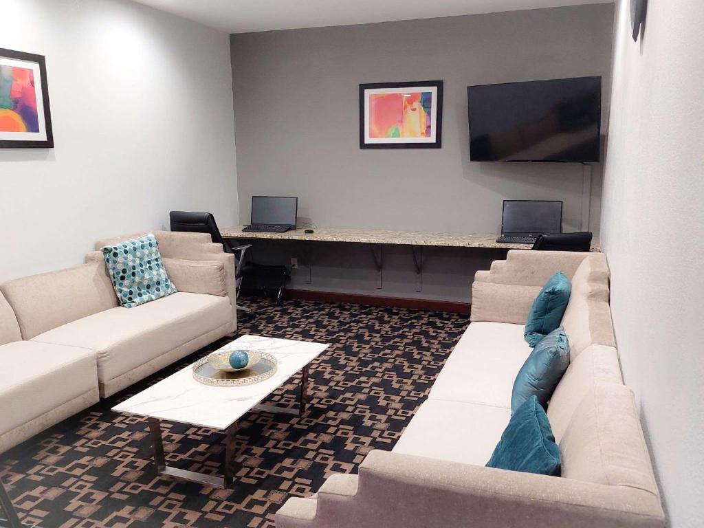 TV a/nebo společenská místnost v ubytování Sonesta Essential Hotels Overland Park