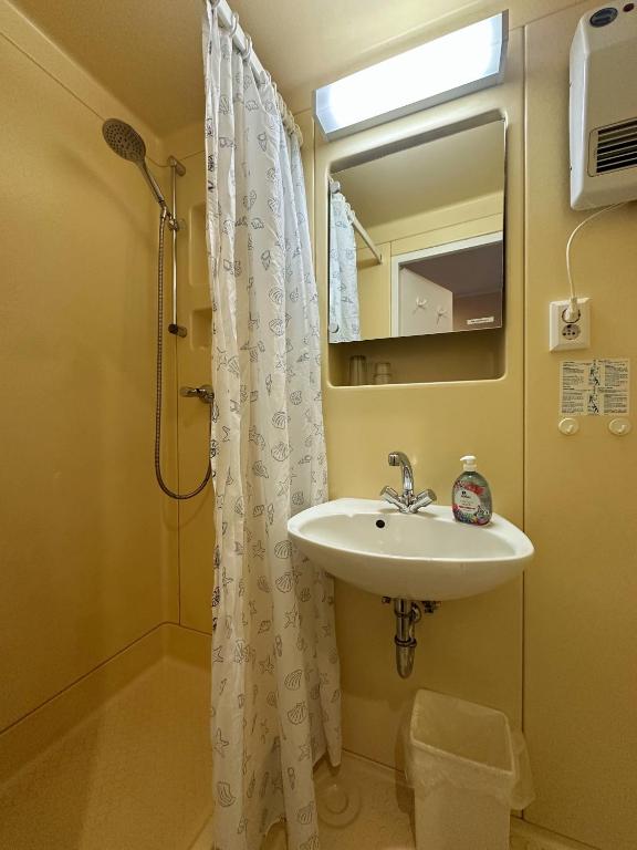 Koupelna v ubytování Hotel am Lärchenberg I Frühstück, WLAN, Parkplatz