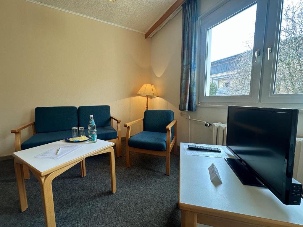 TV a/nebo společenská místnost v ubytování Hotel am Lärchenberg I Frühstück, WLAN, Parkplatz