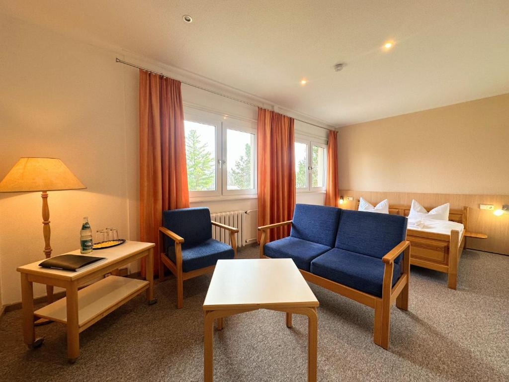 Posezení v ubytování Hotel am Lärchenberg I Frühstück, WLAN, Parkplatz