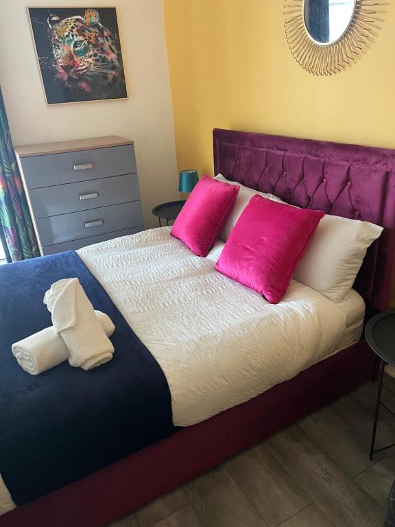 Stylish 2 bedroom City Centre Apartment sleeps 6 with Free Convenient Bullring , Grand Central Parking - Two-Bedroom Apartment