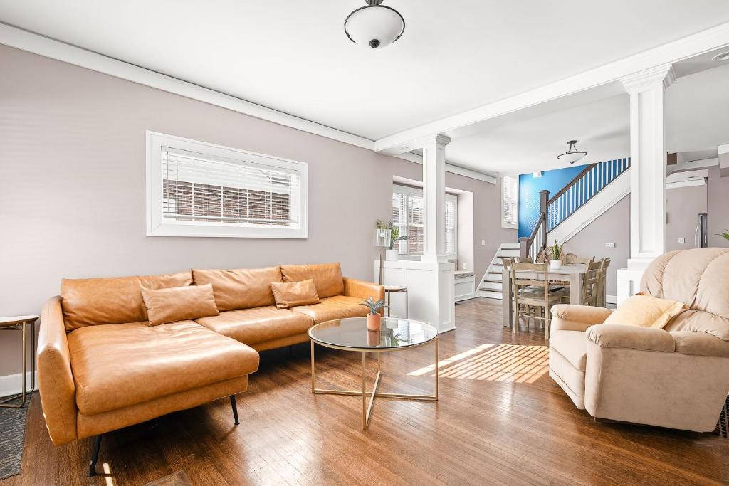 een woonkamer met een bank en een tafel bij Adorable Broad Ripple Duplex in Indianapolis