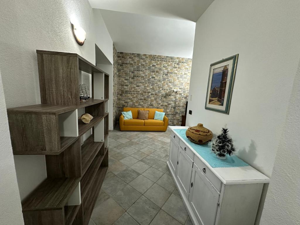 a living room with a yellow couch in a room at Casa di Flavio in Castelsardo