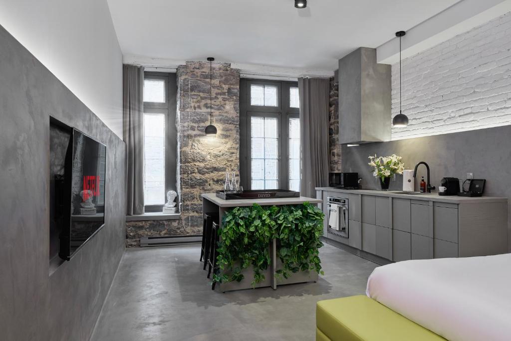 a room with a kitchen with a counter with plants at David Hotel in Montréal