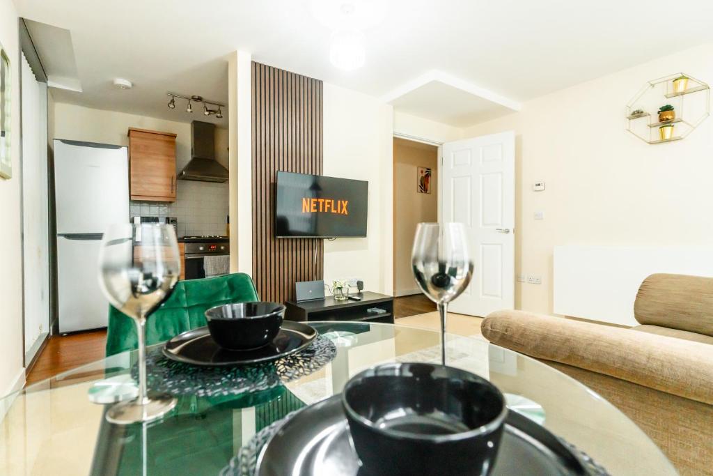 Μια τηλεόραση ή/και κέντρο ψυχαγωγίας στο Cosy One Bed City Apartment -The Hub