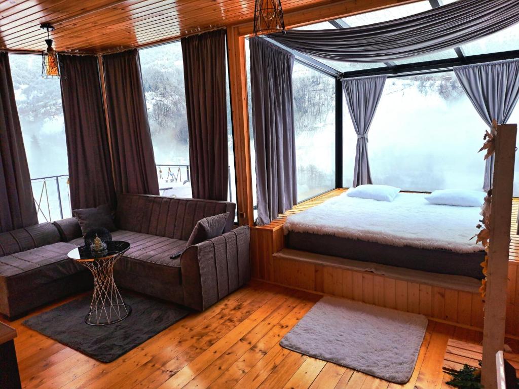 Postel nebo postele na pokoji v ubytování Glass House In Merisi