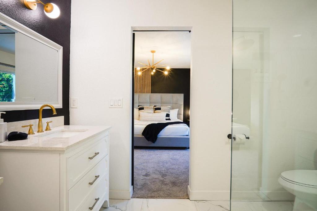 Un baño de Lazy Palms