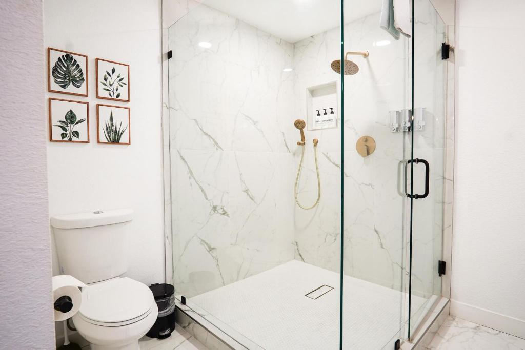 Un baño de Lazy Palms