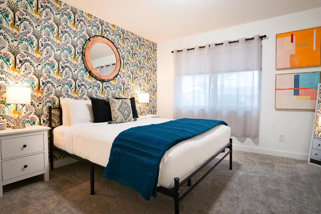 Un dormitorio con una cama con una manta azul. en Lazy Palms, en Tempe