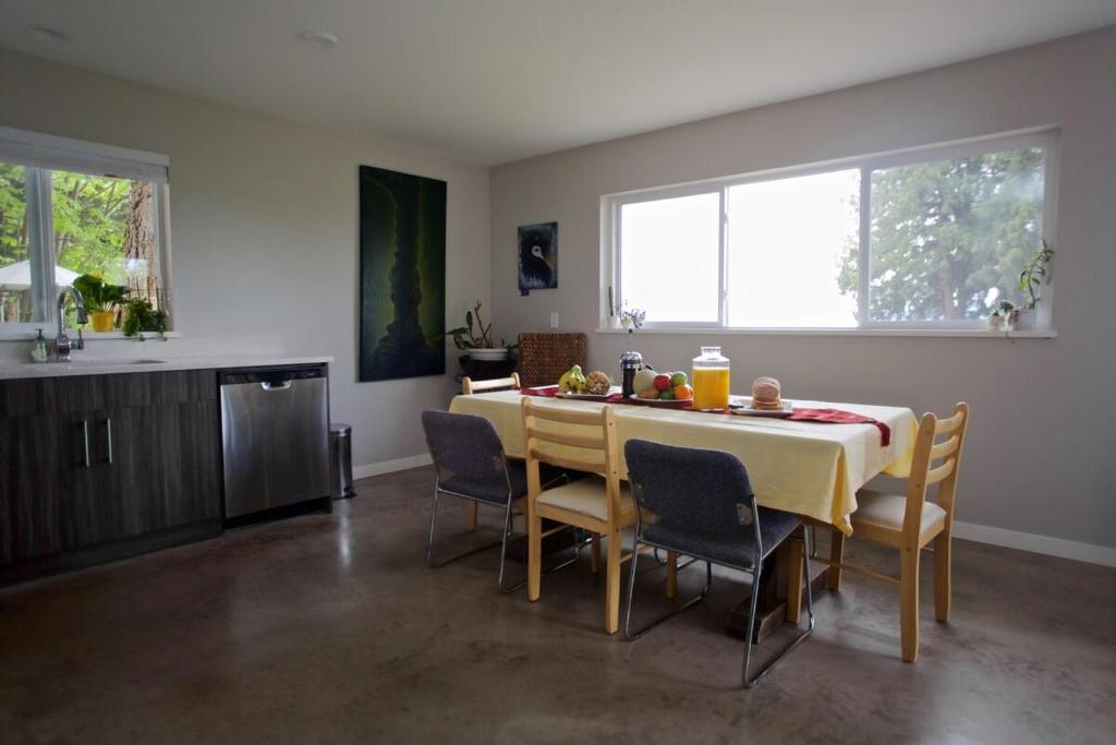Fotografie z fotogalerie ubytování Halfmoon Haven Beach Cottage or Oceanview Suite v destinaci Halfmoon Bay