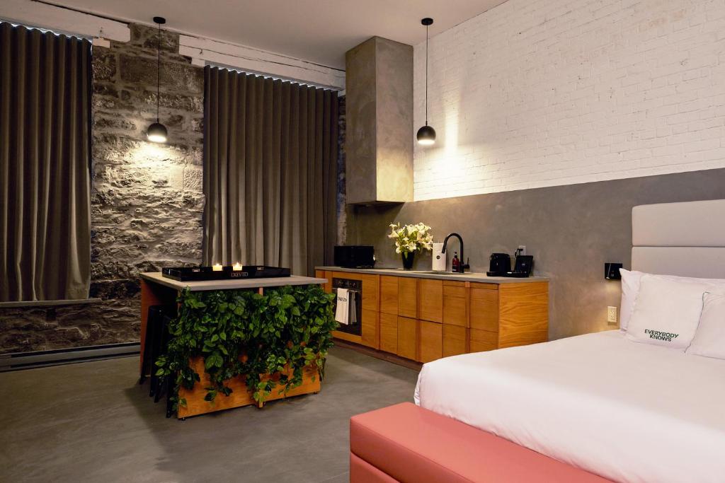 a hotel room with a bed and a green wall at David Hotel in Montréal