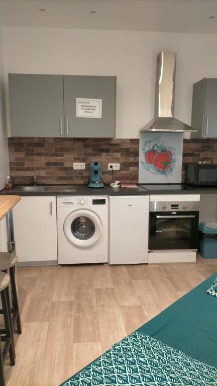 Il comprend une cuisine équipée d'un lave-linge et d'une cuisinière. dans l'établissement Le CosyWarm, à Calais