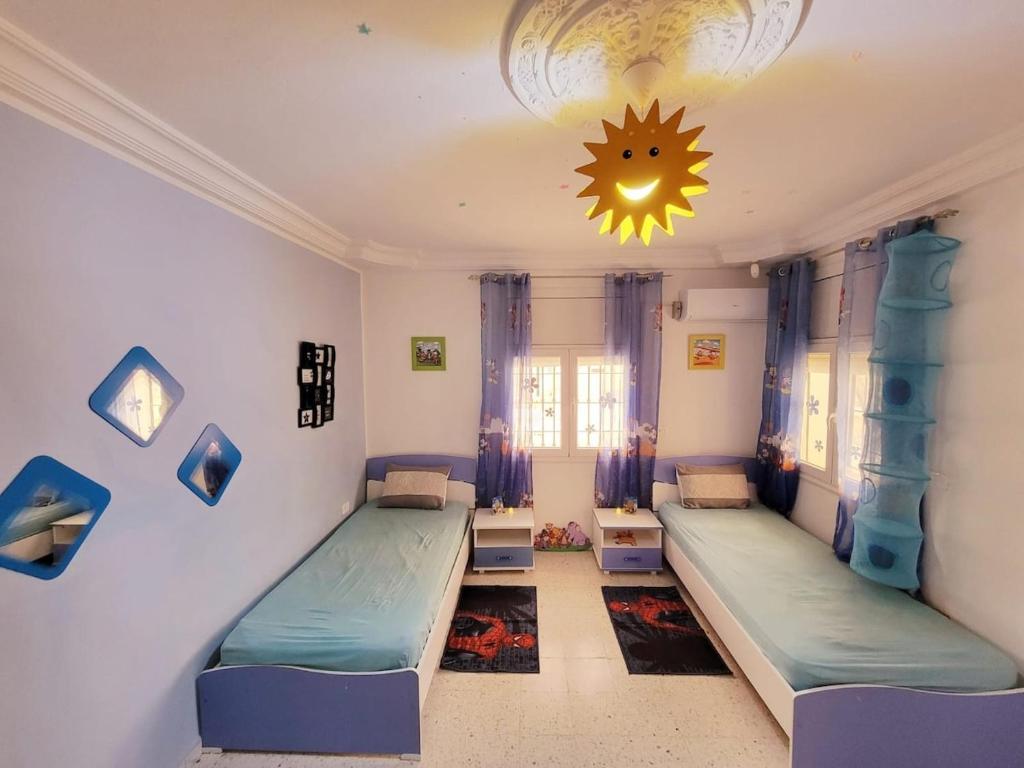 Ένα ή περισσότερα κρεβάτια σε δωμάτιο στο maison sans vis-à-vis avec piscine