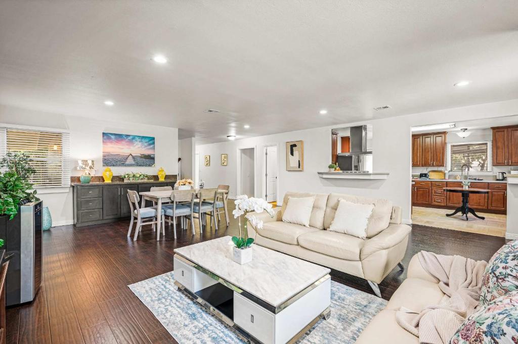 ein Wohnzimmer mit Sofa und Tisch in der Unterkunft Spacious Retreat w Large Kitchen & Outdoor Patio in Pasadena