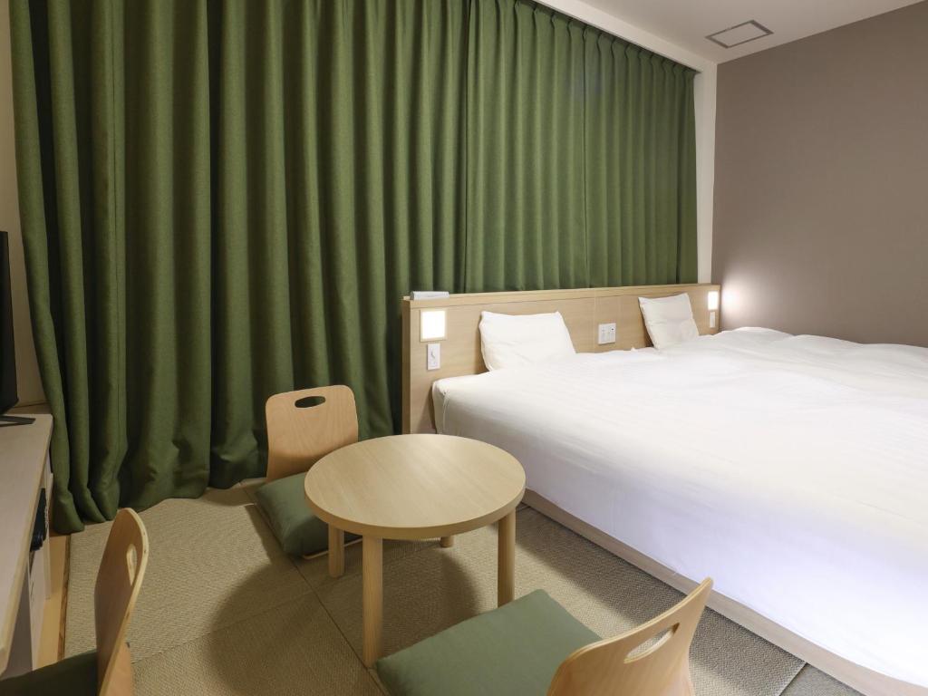 Postel nebo postele na pokoji v ubytování Dormy Inn Kofu Natural Hot Spring Kaiji no Yu Reopening on February 3rd 2025
