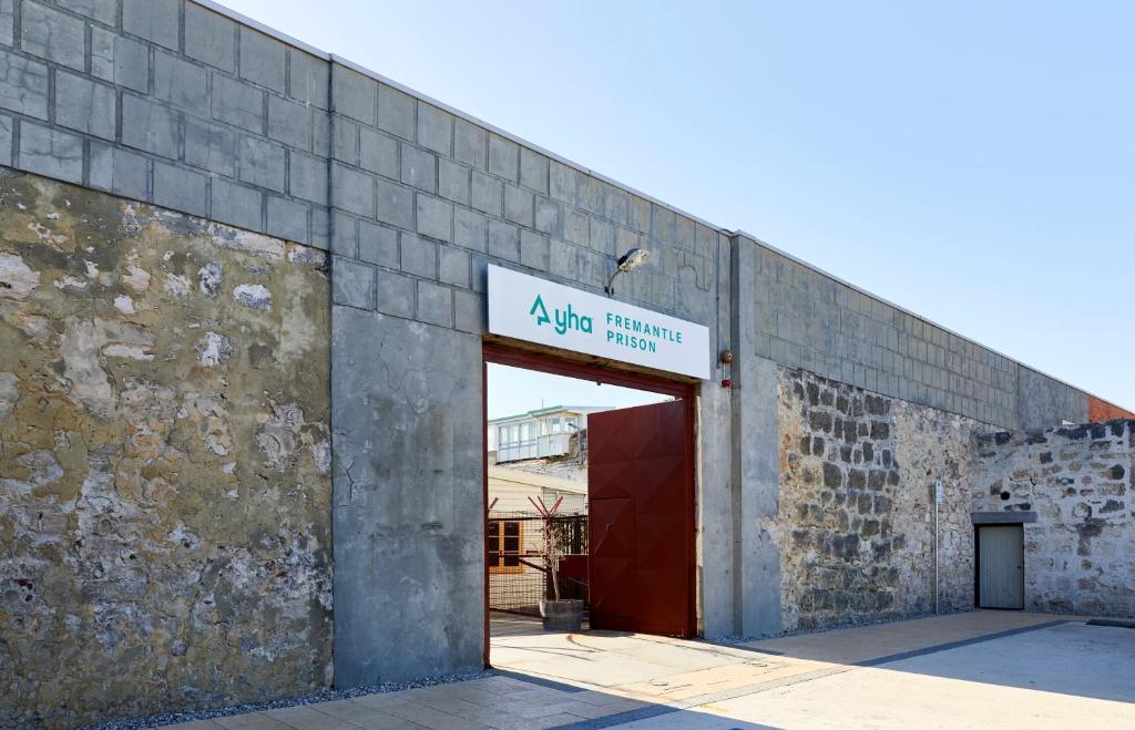 Un edificio con un cartel en el costado. en YHA Fremantle Prison, en Fremantle
