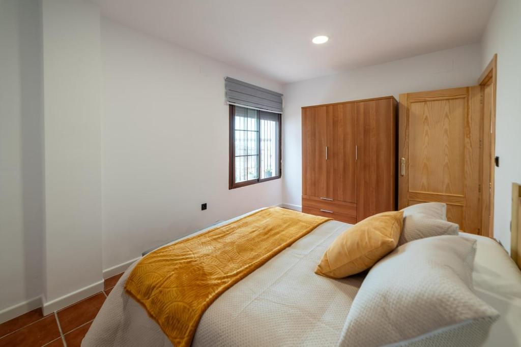 a bedroom with a large bed with a window at Apartamento Monte Mar 1 in Haza del Trigo