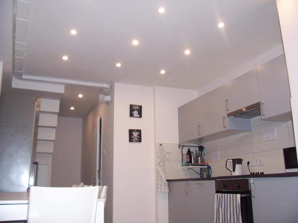 Kuchyň nebo kuchyňský kout v ubytování Trinity Apartment