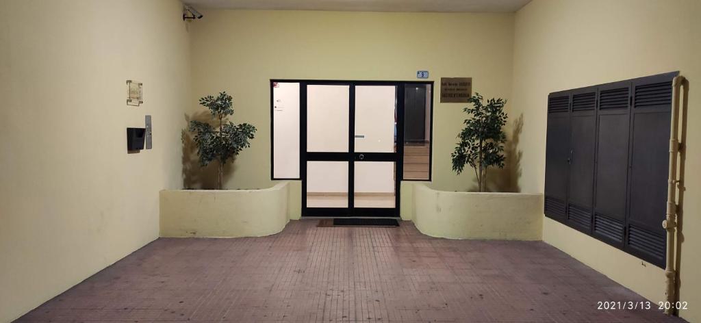 un corridoio vuoto con una porta in un edificio di Grazioso&Collegatissimo con terrazzo Casello Autostradale Frosinone a Frosinone