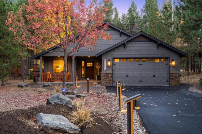 una casa con un gran garaje delante de ella en River Meadows Pool Hot Tub - Deschutes Riverhaus, en Bend