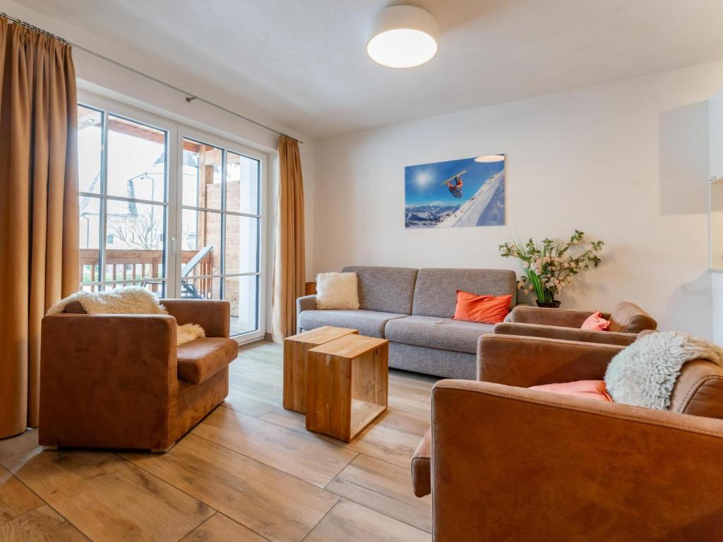 Una sala de estar con dos sofás y una mesa. en Tauern Suites Mitterwirt TOP 313, en Piesendorf