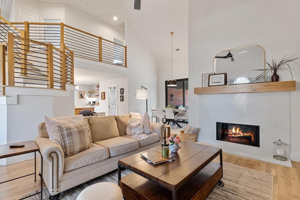 un soggiorno con divano e camino di 3 Chicks & A Hen Bungalow a Frisco