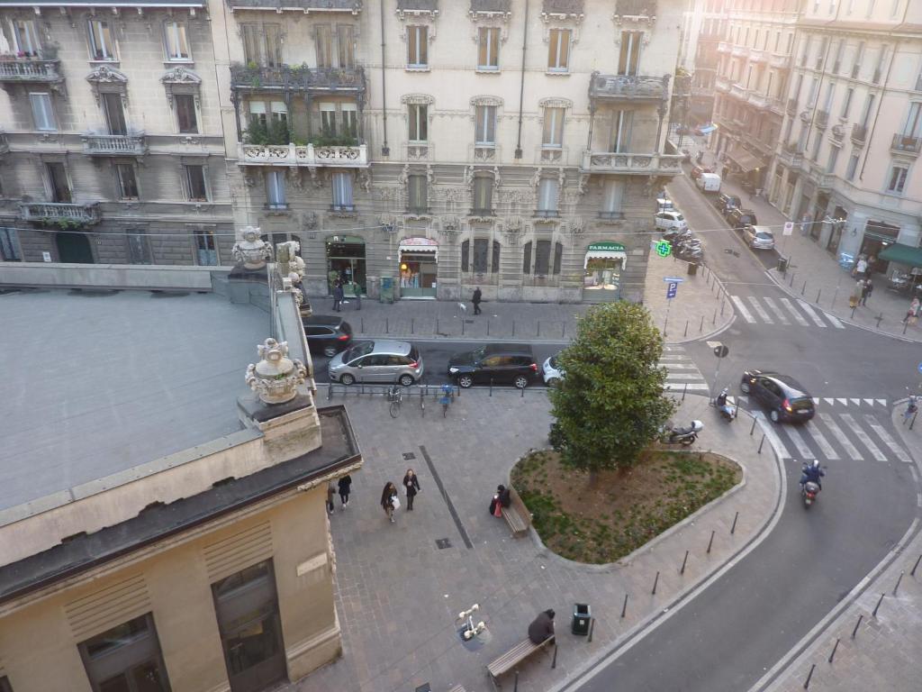 una vista aérea de una calle de la ciudad con edificios en Apartment A.C.& G.O. Milan, en Milán