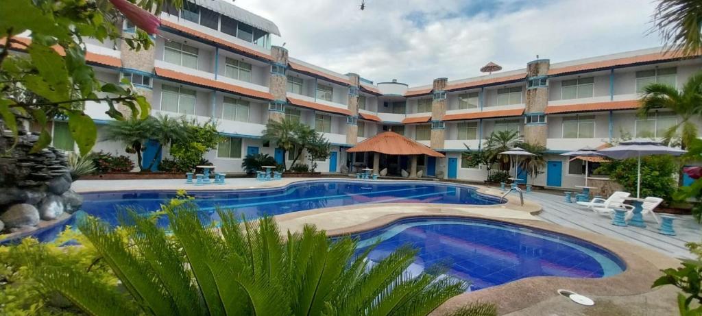 Bazén v ubytování Aparthotel Bernabeth nebo v jeho okolí