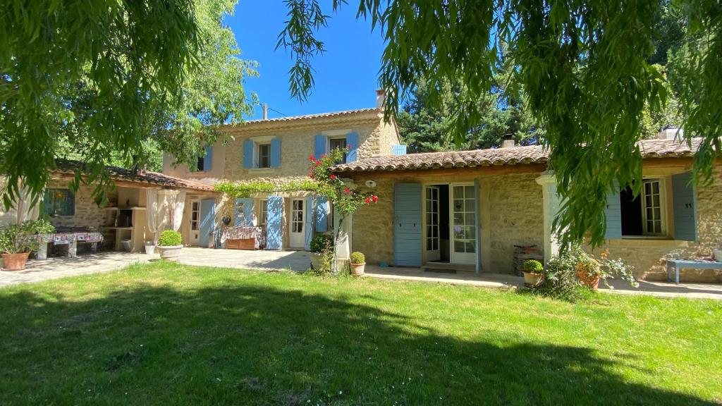 une maison avec une cour devant dans l'établissement Ateliers créatifs, à Puyvert