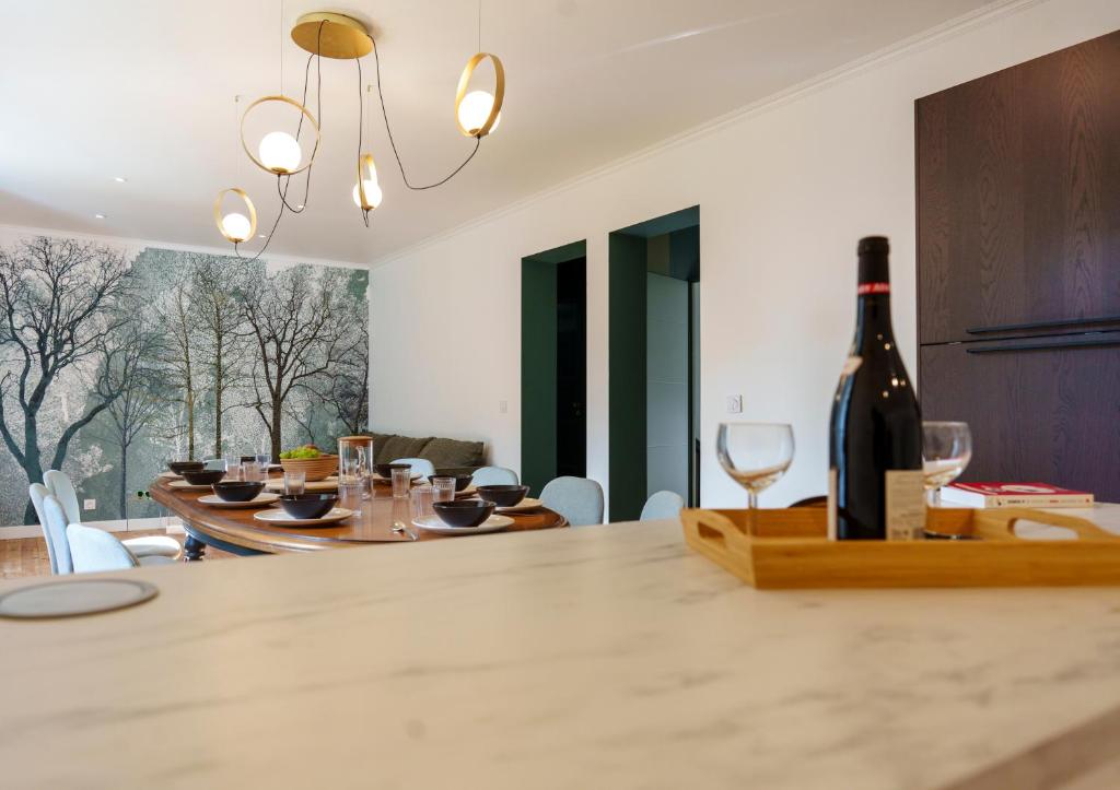 - une salle à manger avec une table et une bouteille de vin dans l'établissement Gîte Roche Pointue - Ski - Domaine, à Villard-de-Lans