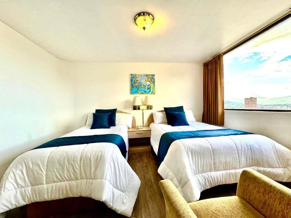 Postel nebo postele na pokoji v ubytování Stanford Suites Hotel